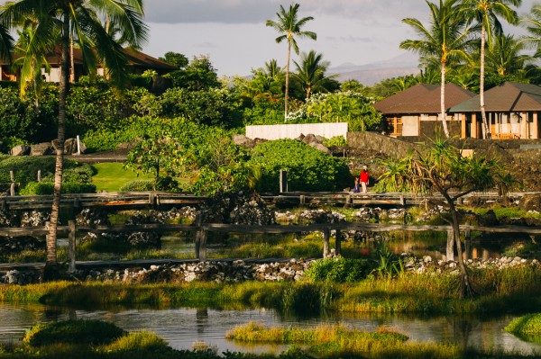 The wooden bridge walkways of the Kukio Golf & Beach Club | Big Island – Hawaii 