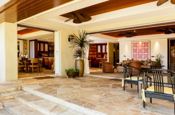 Flow of indoor-outdoor spaces in Hawaii resort home